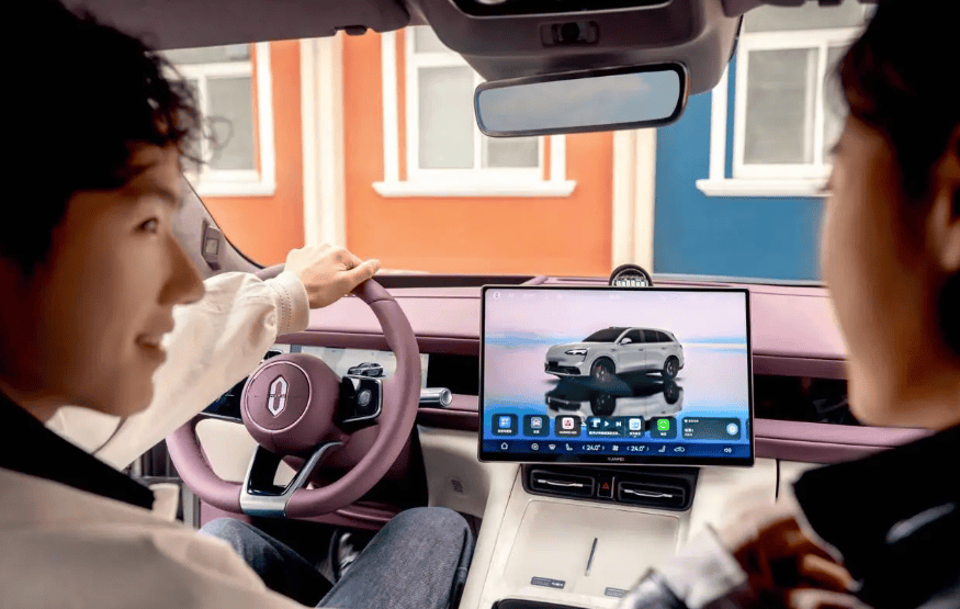 鸿蒙智行问界M6内饰官图发布，配备可转动中控屏与压缩机冰箱