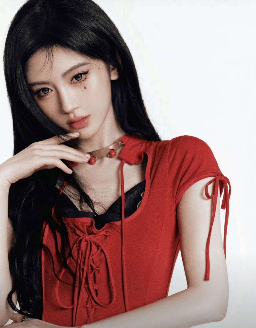 鞠婧祎红运辣妹造型迎春节，千禧风穿搭成拜年模板