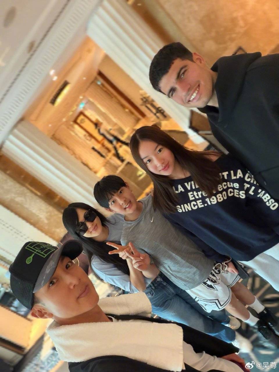 吴尊郑恺周杰伦相聚澳网！苗苗罕见和老公秀恩爱，生三胎状态超好