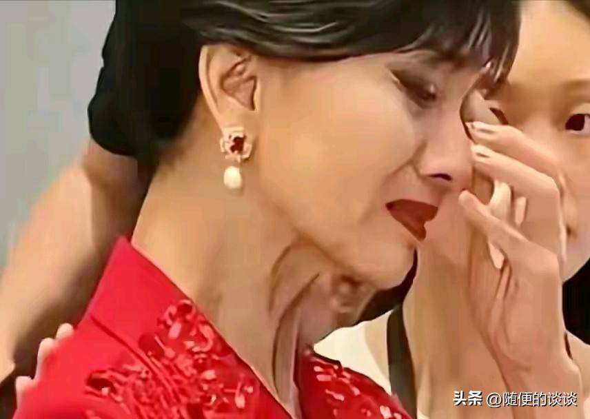 赵雅芝说，好多人觉得我拍戏赚的钱几辈子都花不完，早该在家休息了。