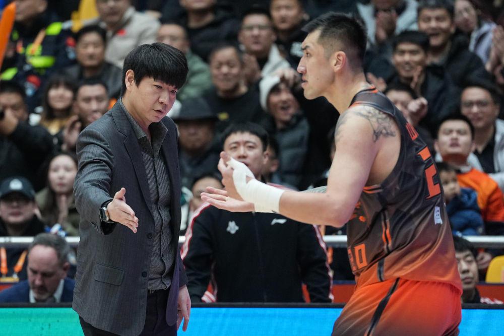 体坛午爆|曼城完胜阿森纳联赛杯夺冠,山东男篮今晚客战四川男篮