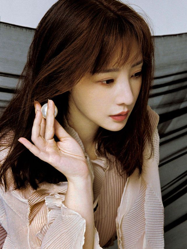 柳岩春日质感大片生机盎然 诠释多种风格尽显百变魅力