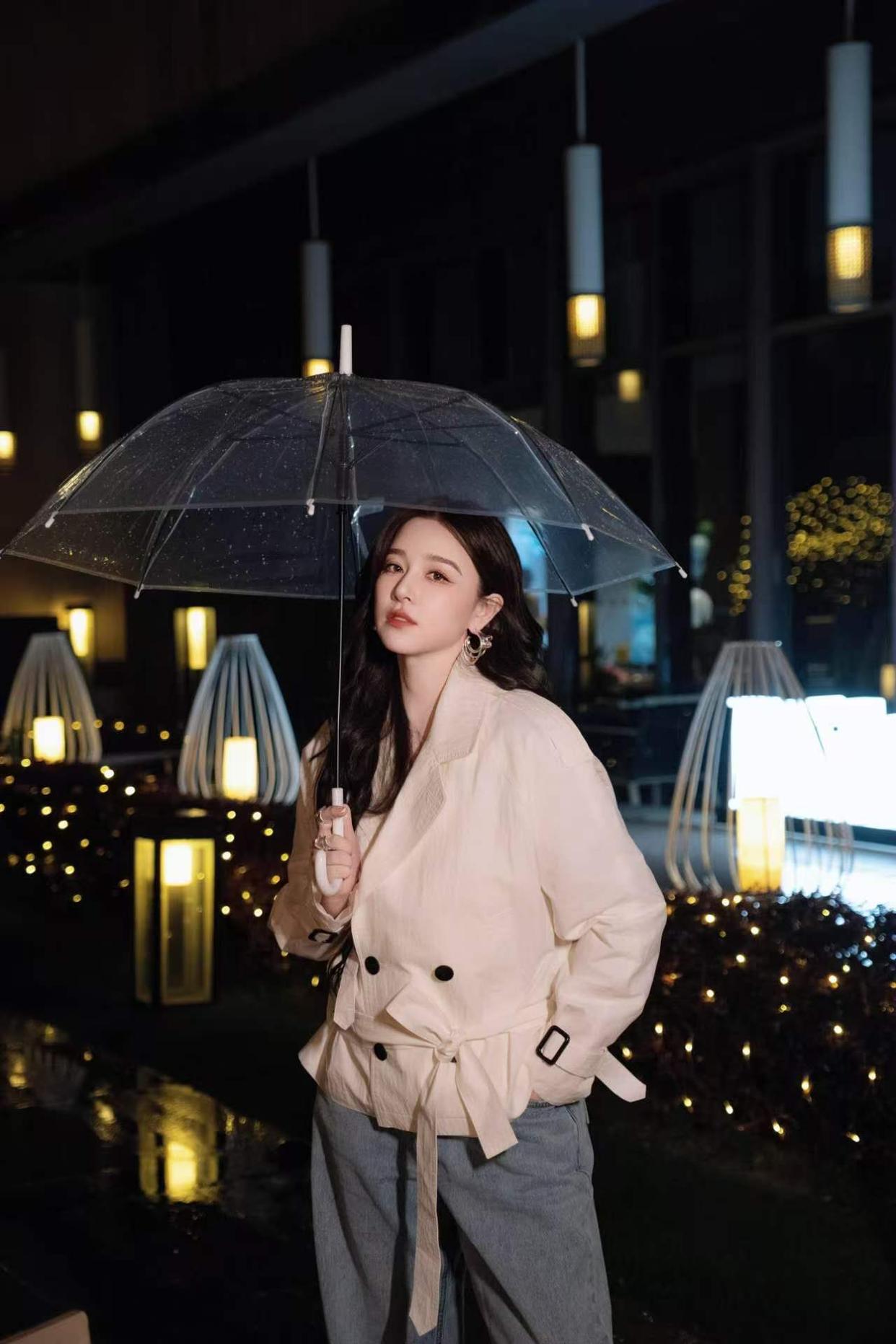 演员阚清子晒近照:目前已经瘦了5斤