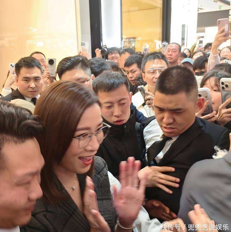 51岁佘诗曼现身朝阳合生汇!一身格子西装又白又瘦,吐舌扮鬼脸好可爱