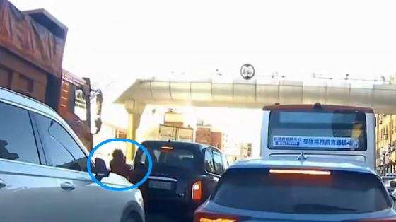 车流中穿行,大连一老人遭大货车碾压!事发位置距过街天桥不足20米远