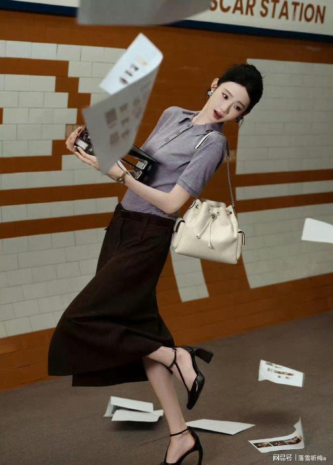 张艺凡把“通勤复古风”穿得太舒服了！紫棕配色温柔又显气质