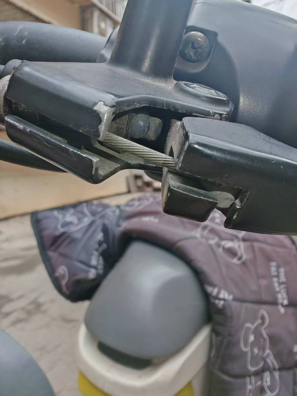 涉事电动车左闸为鼓刹，和右闸上的断电开关不同，鼓刹上的断电开关在不捏闸状态下，是被包裹的。