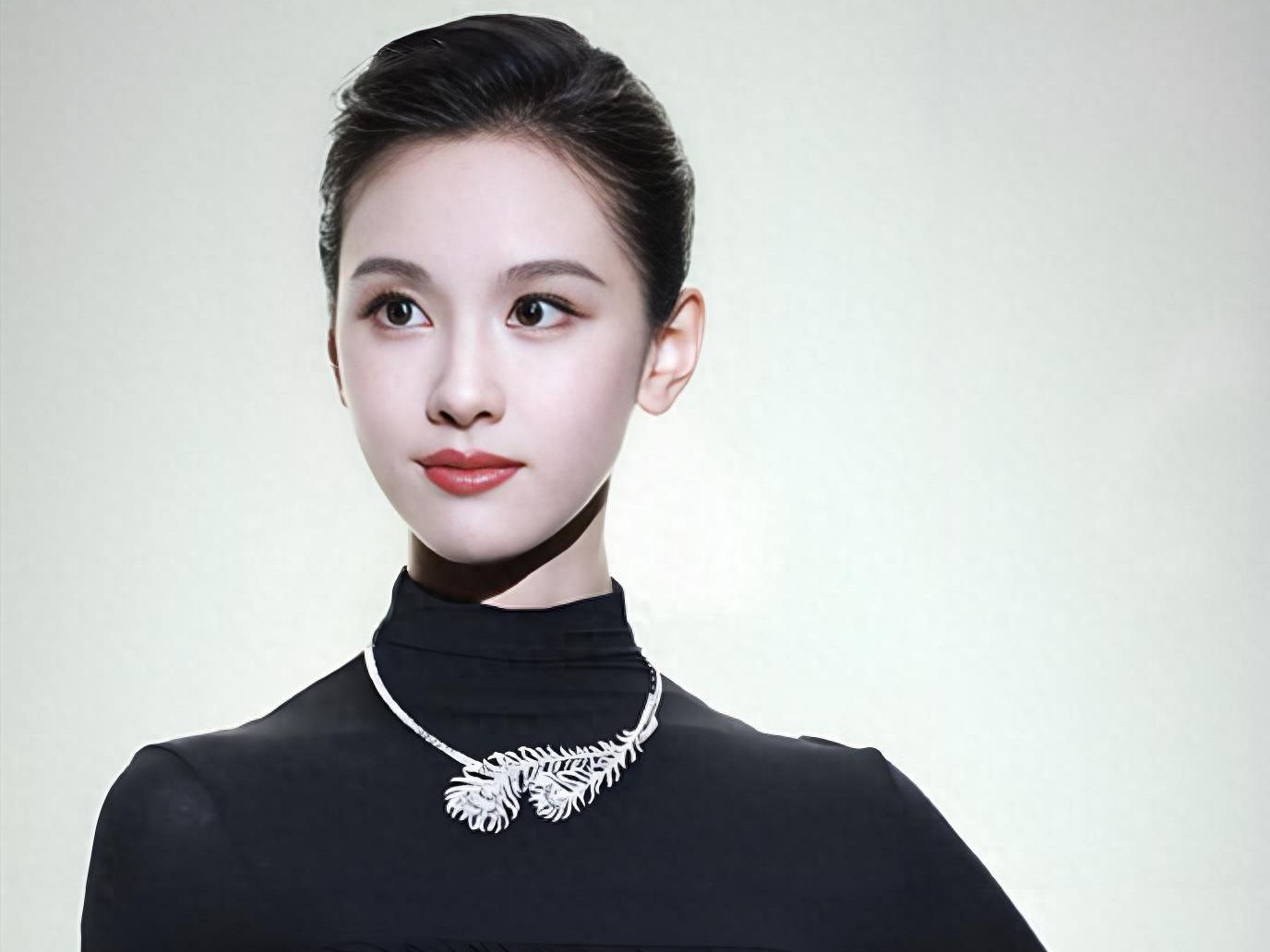 陈都灵上海珠宝活动亮相,穿一身黑闪耀全场,网友:黑天鹅上身!