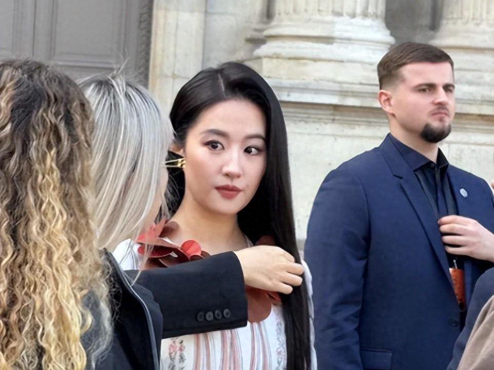 刘亦菲参加LV晚宴!晒与周冬雨贴脸合影，香槟不离手喝到眼神迷离|lv晚宴|刘亦菲|周冬雨|秀场|路易威登