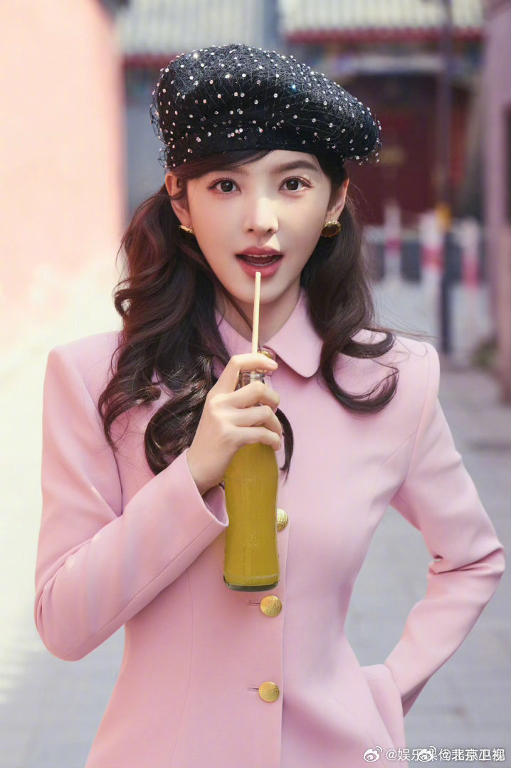 章若楠粉色套装贝雷帽造型亮相，新剧《冬去春来》将播