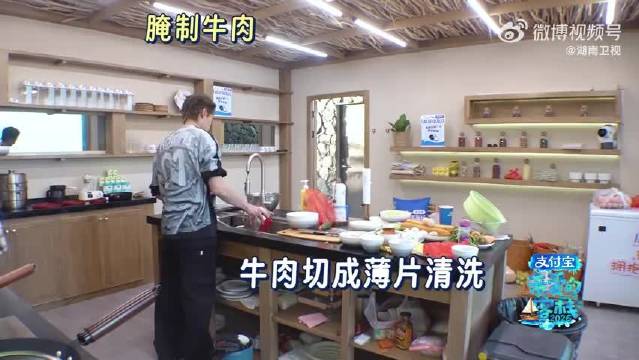 王鹤棣公开水煮牛肉教程，粉丝争相模仿