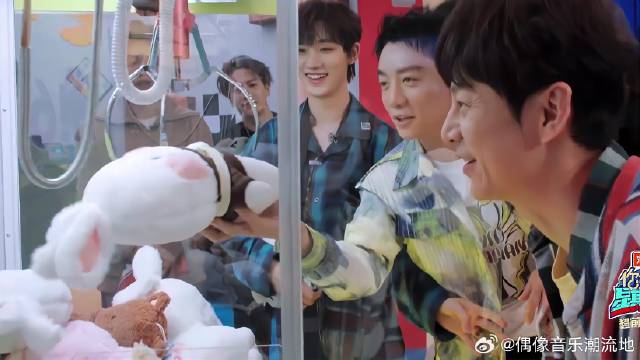 何炅上演抓娃娃，全凭郑恺手动作弊，简直太逗了！