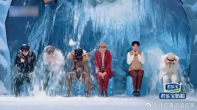 杨迪一点眼力见都没有 自己抢了安全座位，让唐国强淋雪！