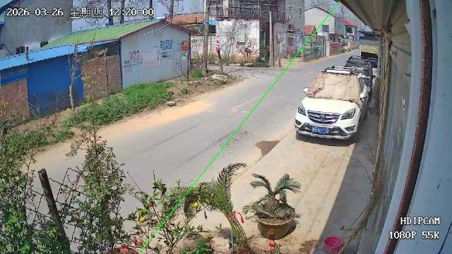 商丘乡村路口货车撞电动车，小伙跳车避险