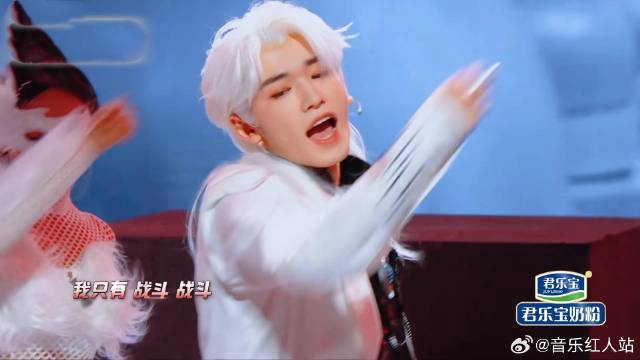 宋亚轩谢娜合作舞台《着魔+火力全开》，简直帅炸了！