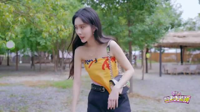 孟子义想玩跷跷板，不料辣目洋子刚坐上去，她下不来了！