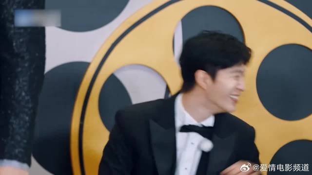 丞磊演霸道总裁，下秒开始一个动作，白鹿直接笑趴在地上