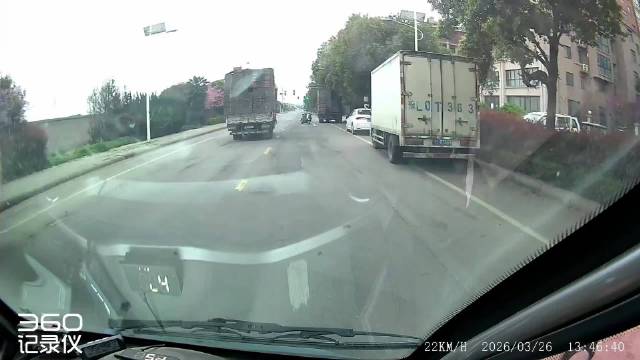 河南一货车司机急停避让突闯马路儿童