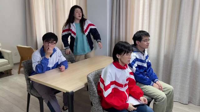 当晚会主持人做了老师 那个"啊" 让我很有压迫感 她才是短视频的网红鼻祖