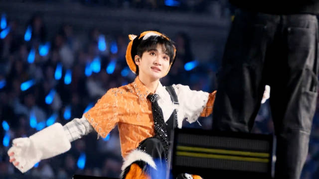 周深五一武汉连开两场演唱会，雨中舞台延续24年美好