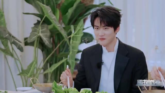 迪丽热巴太敢了！玩密室摸张凌赫脸，这多少有点暧昧了