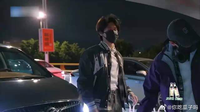 张真源最难忘的一天！和丞磊凌晨三点赶飞机，能记一辈子