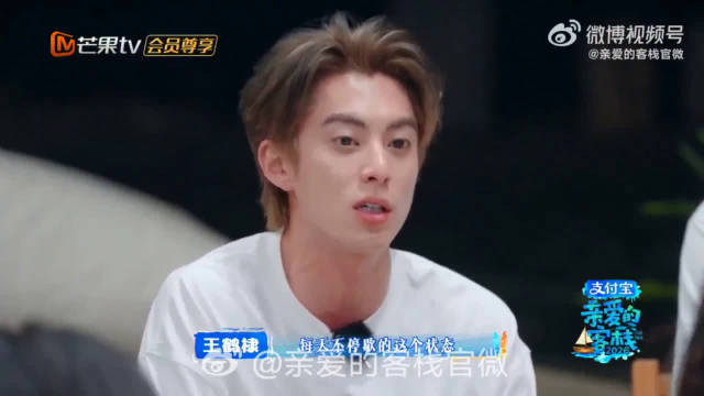 秦岚王鹤棣饭桌争论变温馨剧，姐姐弟弟爱意满满