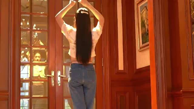 林允新剧饭局戏曝光，被迫跳舞引热议