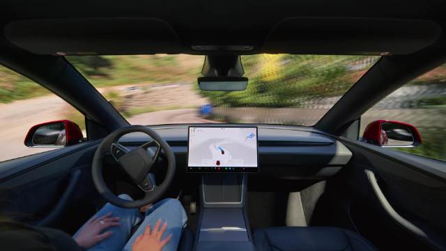 特斯拉FSD成功处理大货车后突发转弯车辆