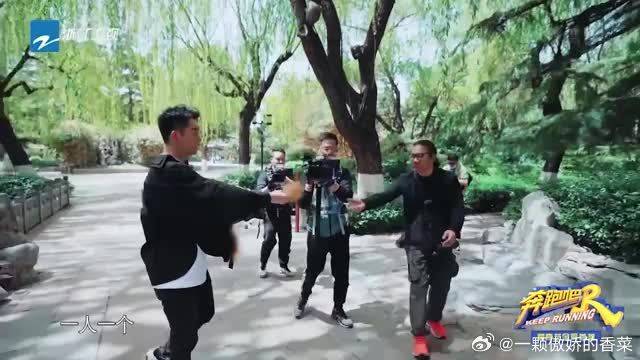 苗苗坐游艇吃大餐，郑恺却8个人分吃小面包，导演组你忍心吗？