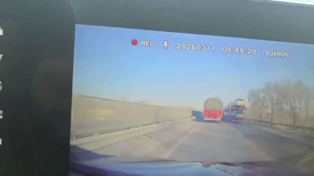 高速大货车别停摩托车引关注