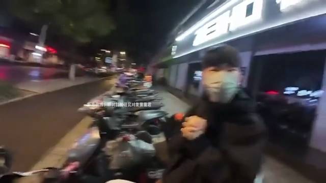 喜欢别人的摩托，被捉住了