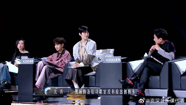 全场炸锅！李佳薇重回舞台惨坐冷板凳，李宇春直接坐不住