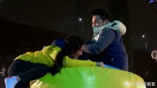 李晨本能稳得胜利，不料半路杀出个邓超，被一把拉下！