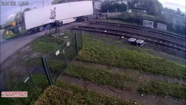 横跨铁路的大货车挑战火车，结果毫不意外 发生在荷兰，5人受轻伤