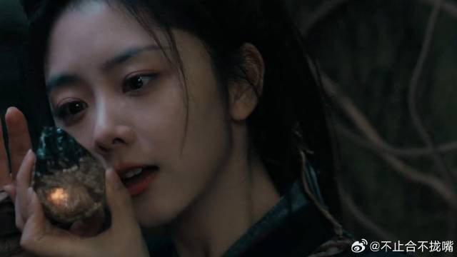 女孩意外获得神秘宝石，不料竟是传说中的万妖之王