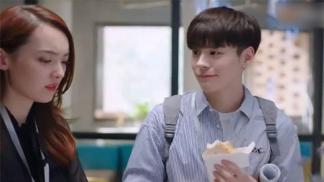 拜金女傍上大款，瞧不起穷小伙，下秒小伙漂亮回怼！