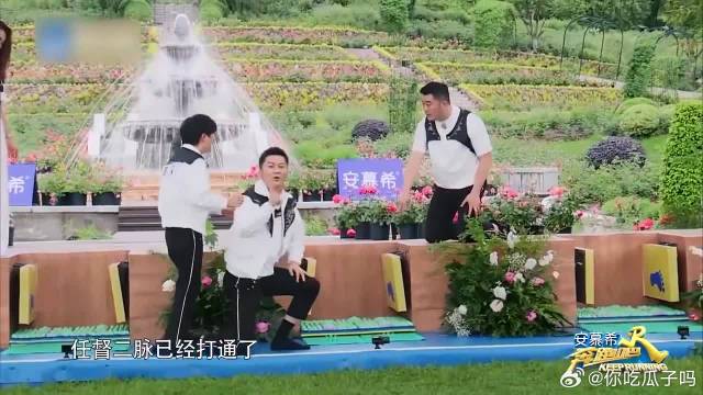 李晨刚踩完指压板，又一脚踢到摄像头上，太惨了