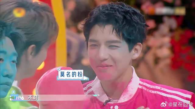 秦霄贤速度太快，王安宇还没反应过来，就给了自己一巴掌