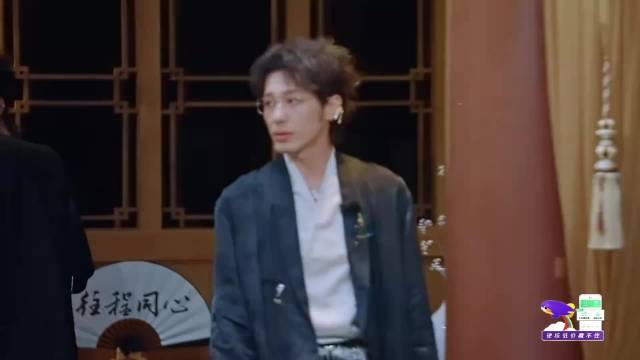 周柯宇在张凌赫身上找兜，不料牛牛吃醋：怎么不找你的白宇哥哥