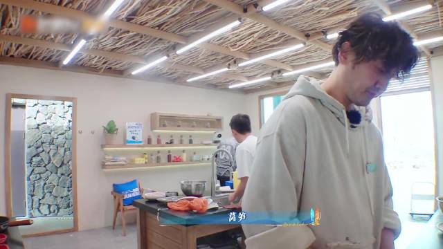 客栈：王鹤棣拿莴笋打棒球，不料一棒下去笋断了，冲着武大靖砸去