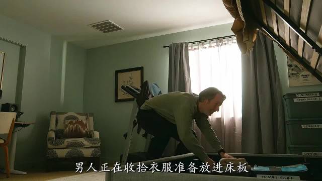 男人不小心掉进床洞，悲催的知道了女友的秘密