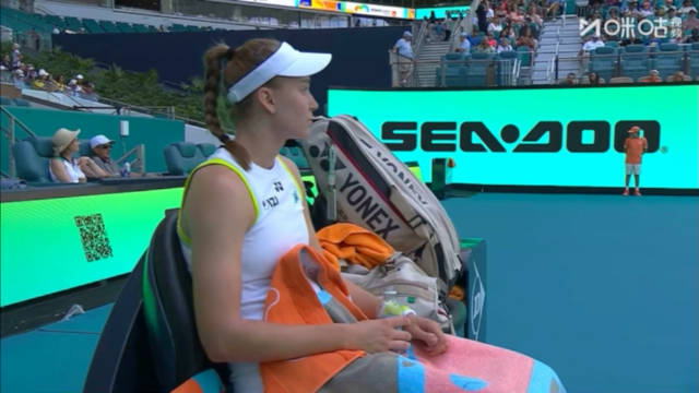 莱巴金娜首盘失误频发情绪波动，与团队沟通不畅