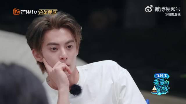 秦岚王鹤棣饭桌斗嘴,姐弟互动引关注