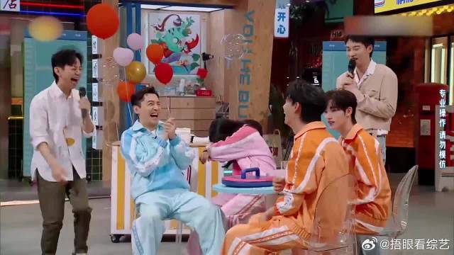 又幸福了哥！秦霄贤被高圆圆泼水，开心的合不拢嘴