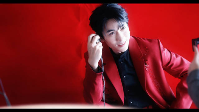 花絮一则 微风轻拂，春与人宜， 祝大家周四快乐！