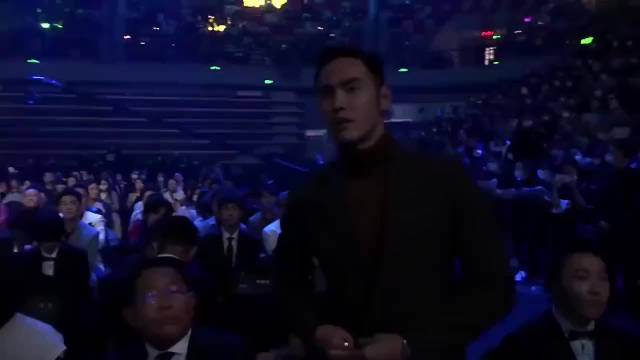 万茜一个劲捂上衣生怕走光，但不耽误光彩照人没极了