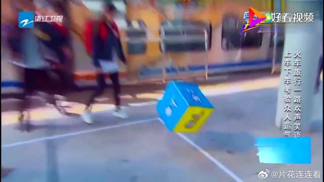 郑恺一个人被跑男团无情抛弃在韩国的郊外，内心真的太崩溃了