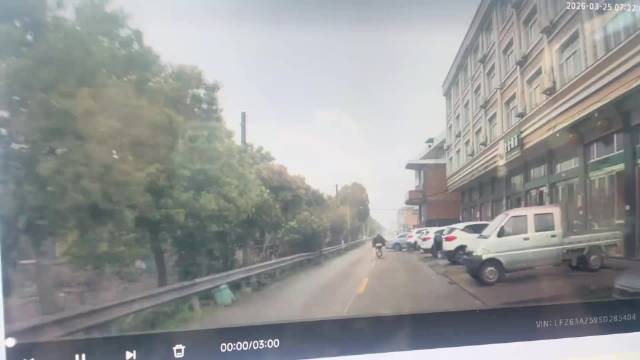 男子被撞后反问肇事者去向，视频车无辜遭骂