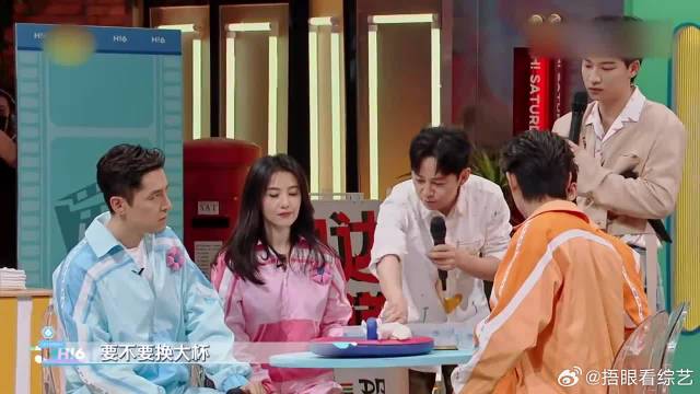 秦霄贤对高圆圆绝对是真爱，光瞄一眼圆圆，就超开心